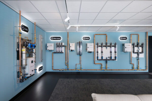 Een wand met diverse soorten pijpleidingen bij Holland Water