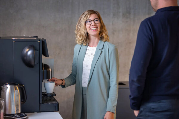Holland Water medewerker die koffie zet voor zichzelf en haar collega